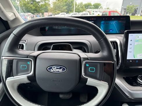 Used 2025 Ford Expedition Platinum w/ Driver's Package AWD/4WD image 12
