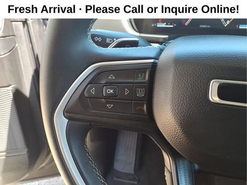 Used 2023 Jeep Grand Cherokee Laredo AWD/4WD image 16