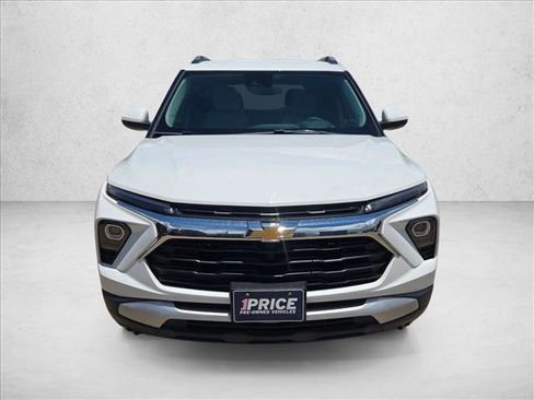 Used 2025 Chevrolet TrailBlazer LT FWD image 2