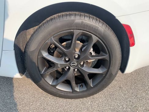 Used 2025 Chrysler Pacifica Limited FWD image 4
