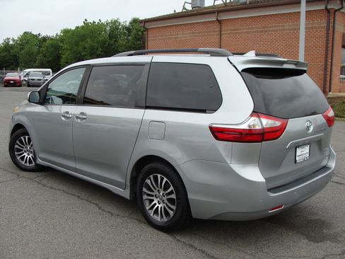 Used 2019 Toyota Sienna XLE w/ XLE Navigation Package FWD image 4