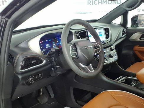 Used 2024 Chrysler Pacifica Pinnacle FWD image 12