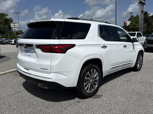 Used 2023 Chevrolet Traverse Premier FWD image 3