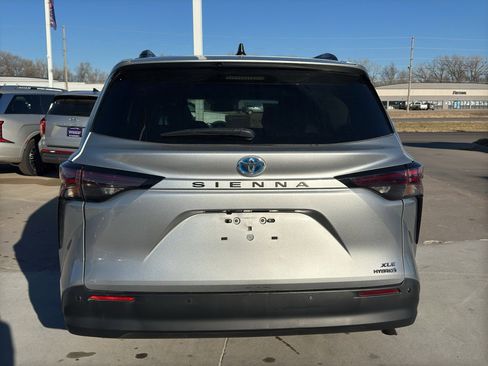 Used 2024 Toyota Sienna XLE image 9