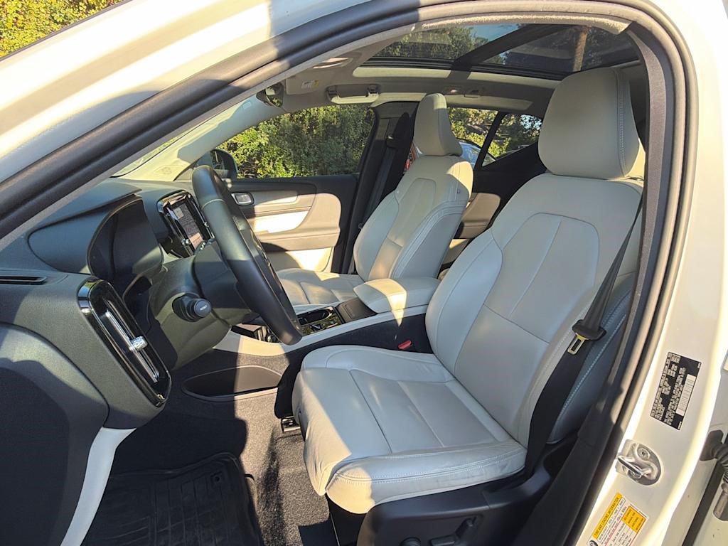 Used 2024 Volvo XC40 B5 Plus w/ Protection Package Premier AWD/4WD image 24