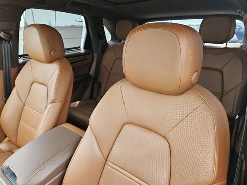 Certified 2022 Porsche Cayenne E-Hybrid AWD/4WD image 6
