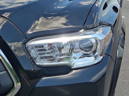 Used 2022 Toyota Tacoma SR5 AWD/4WD image 9