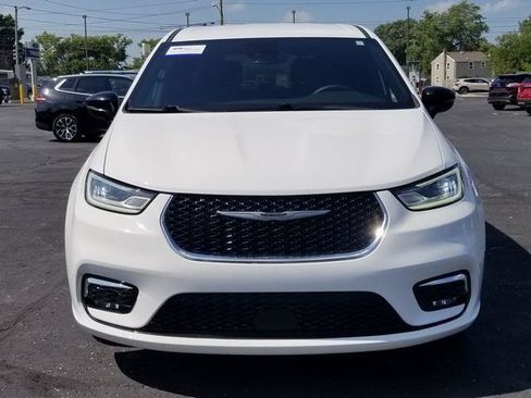 Used 2025 Chrysler Pacifica Select FWD image 3