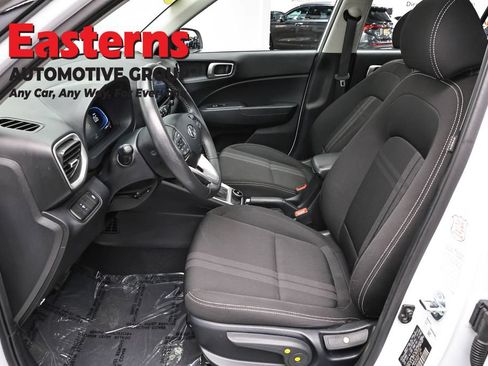 Used 2025 Hyundai Venue SEL FWD image 13
