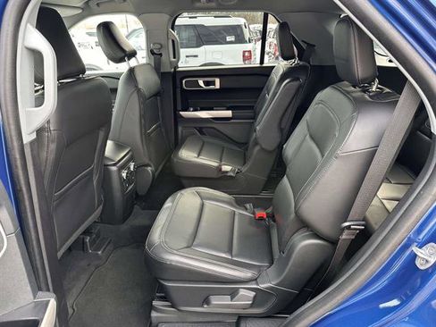 Used 2022 Ford Explorer XLT w/ Equipment Group 202A image 9