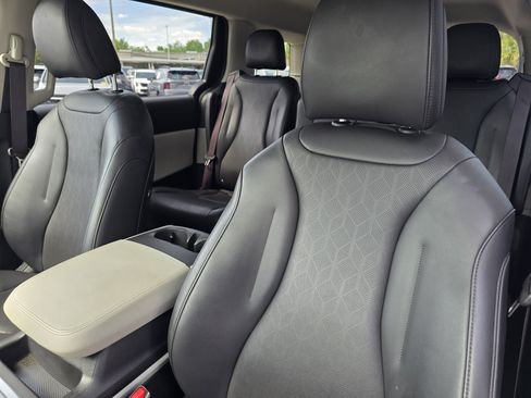 Used 2024 Kia Carnival LX image 22