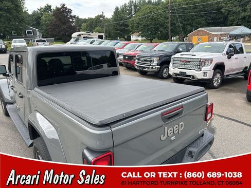 Used 2023 Jeep Gladiator Overland w/ Cold Weather Group AWD/4WD image 8