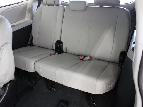Used 2017 Toyota Sienna Limited Premium FWD image 35