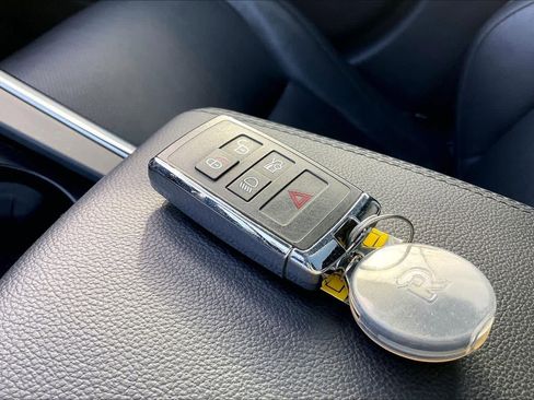 Used 2022 Jaguar XF SE image 13