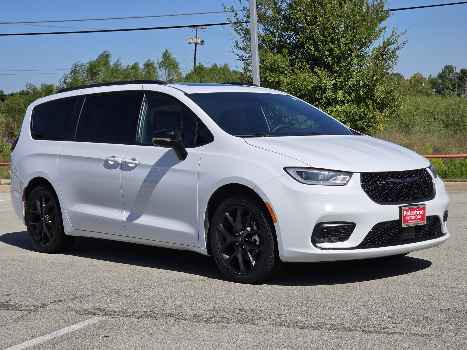 Used 2025 Chrysler Pacifica Limited FWD image 1