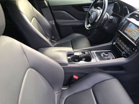 Used 2017 Jaguar F-PACE Premium image 33