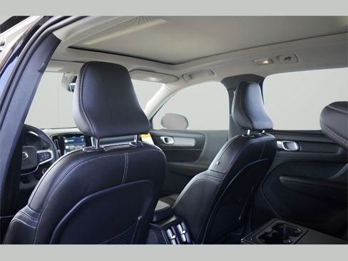 New 2025 Volvo XC40 B5 Core w/ Protection Package Premier image 18