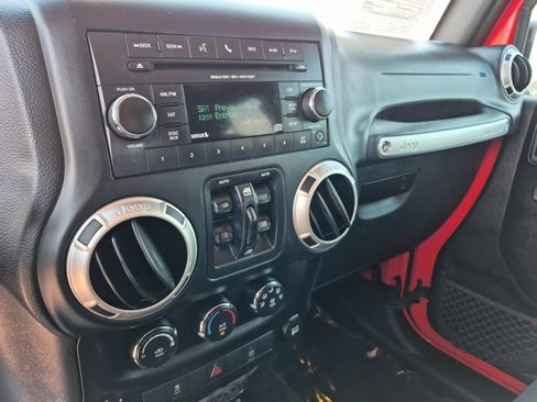 Used 2018 Jeep Wrangler Unlimited Rubicon w/ Connectivity Group AWD/4WD image 11