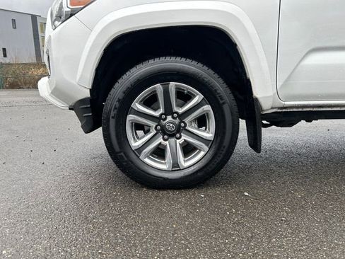 Used 2017 Toyota Tacoma Limited w/ Tow Package image 32