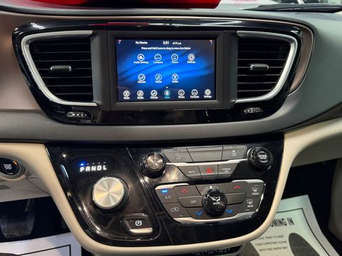 Used 2021 Chrysler Voyager Lxi image 40