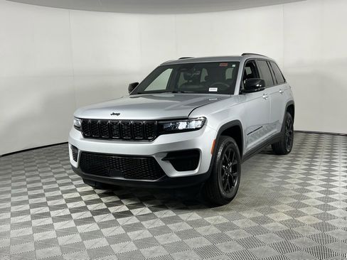 Certified 2025 Jeep Grand Cherokee Altitude image 3