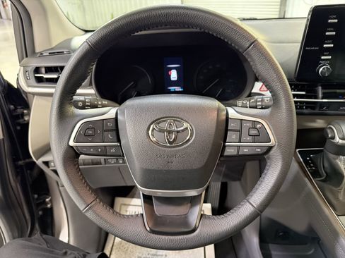 Used 2023 Toyota Sienna XLE image 13