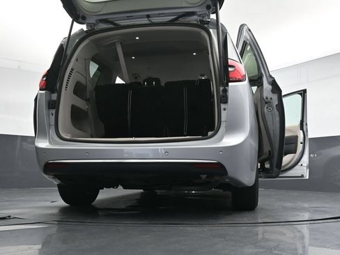 Used 2023 Chrysler Pacifica Touring-L FWD image 42