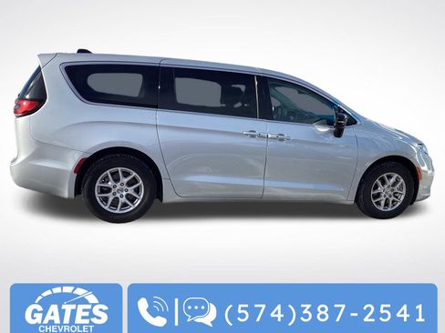 Used 2024 Chrysler Pacifica Touring-L image 11