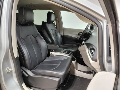 Used 2024 Chrysler Pacifica Touring-L image 26