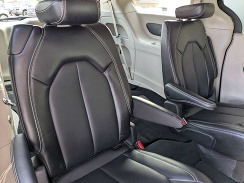 Used 2024 Chrysler Pacifica Touring-L FWD image 31