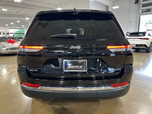 Used 2023 Jeep Grand Cherokee Limited w/ Luxury Tech Group II AWD/4WD image 7