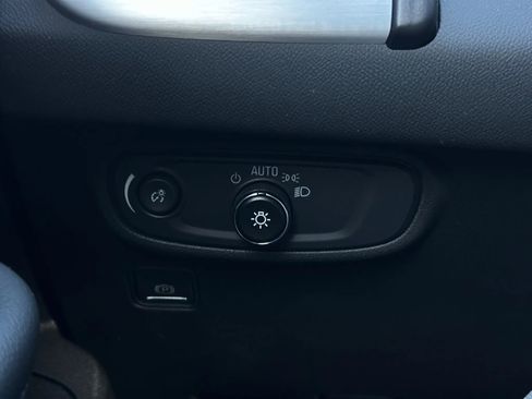 Used 2023 GMC Terrain SLE image 31