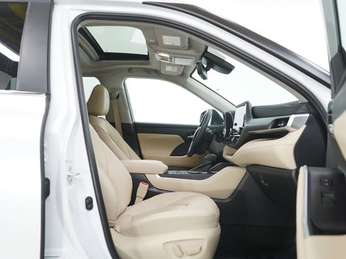 Used 2024 Toyota Highlander XLE image 10