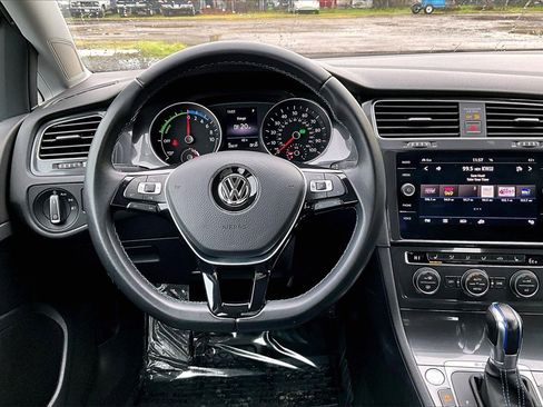 Used 2018 Volkswagen e-Golf SE w/ DC Fast Charging Package image 7