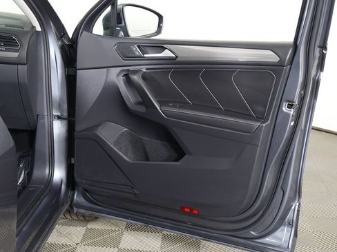 Used 2023 Volkswagen Tiguan SE w/ Panoramic Sunroof Package image 25