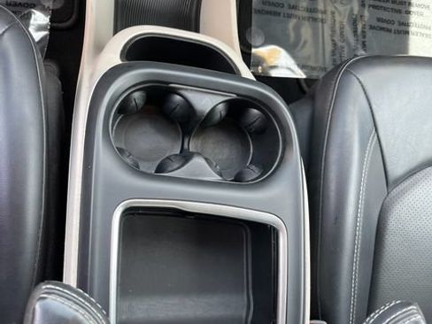 Used 2023 Chrysler Pacifica Touring-L FWD image 7