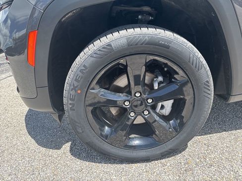 Certified 2023 Jeep Grand Cherokee Limited w/ Black Appearance Package image 12