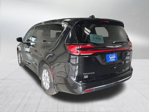 Used 2024 Chrysler Pacifica Touring-L image 5