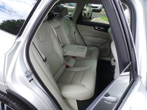 Used 2019 Volvo XC60 T5 Momentum w/ Premium Package AWD/4WD image 36