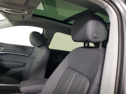 Used 2023 Audi e-tron Premium Plus w/ Premium Plus Package image 23