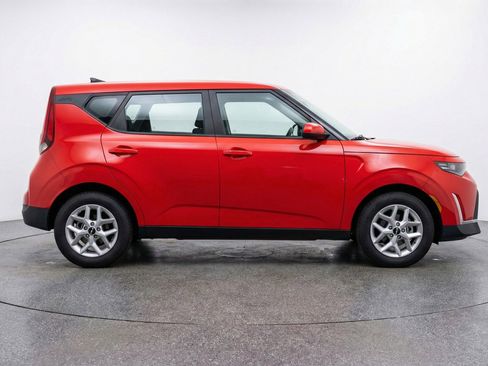Used 2025 Kia Soul LX w/ LX Technology Package FWD image 11