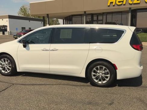 Used 2026 Chrysler Pacifica Limited FWD image 6