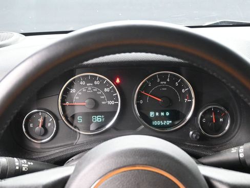 Used 2018 Jeep Wrangler Unlimited Sahara w/ Connectivity Group AWD/4WD image 12