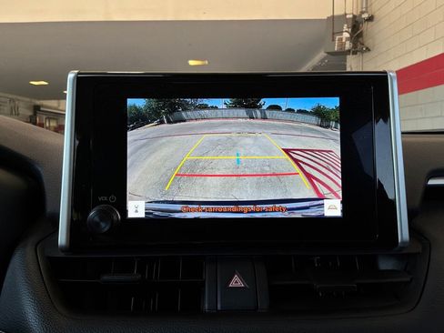 Used 2025 Toyota RAV4 XLE FWD image 31