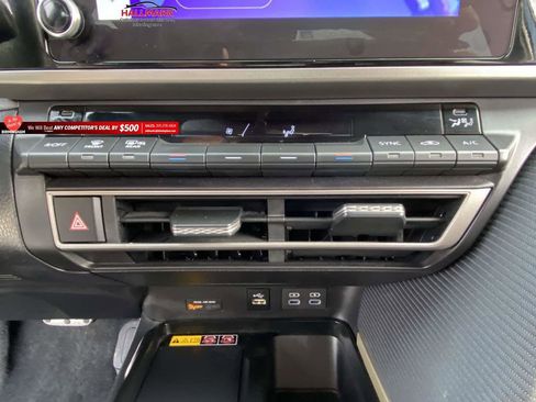 Used 2025 Toyota Camry SE image 23