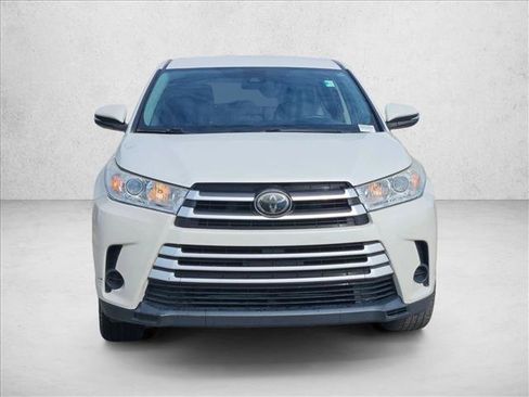 Used 2017 Toyota Highlander LE image 2