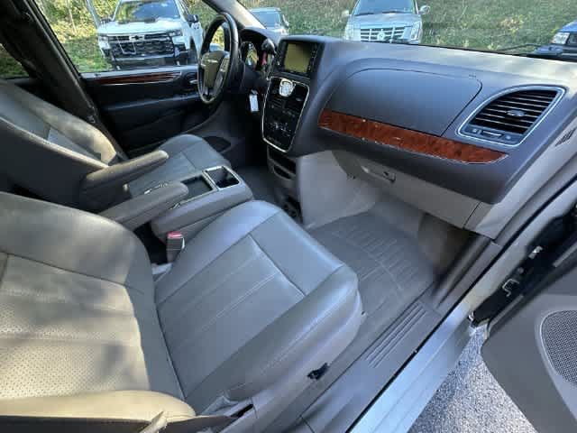 Used 2014 Chrysler Town & Country Touring-L FWD image 17