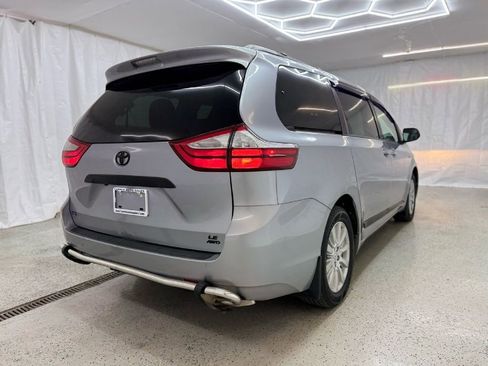 Used 2017 Toyota Sienna LE image 3