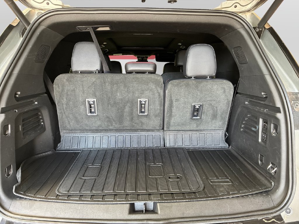 Used 2024 Chevrolet Traverse RS FWD image 19