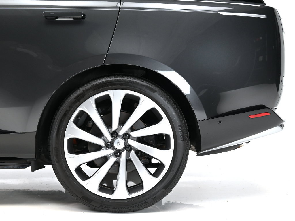 Used 2025 Land Rover Range Rover Long Wheelbase Autobiography AWD/4WD image 9
